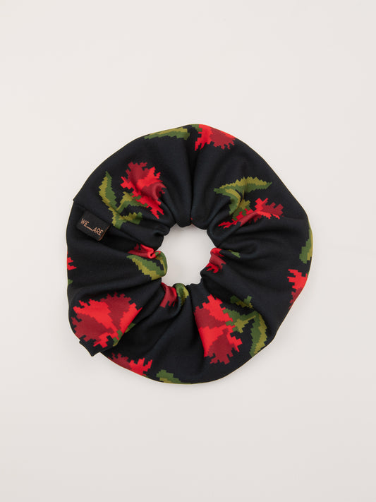 SCRUNCHIE CARNATIONS BLACK